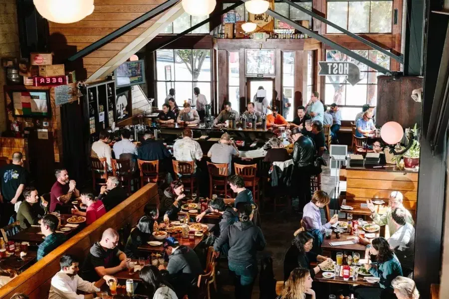 Gäste essen und trinken in der 21st Amendment Brewery in San Francisco.